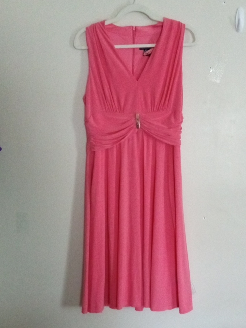 Jessica Howard Pink Sleeveless V‑Neck Midi Dress with Waist Accent
